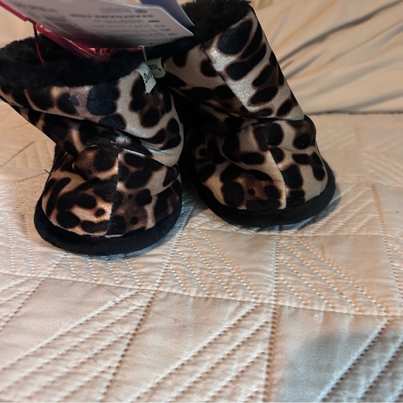 Dearfoams Leopard Print Bootie Slippers | Memory Foam | Size S (5-6) - Picture 6 of 9
